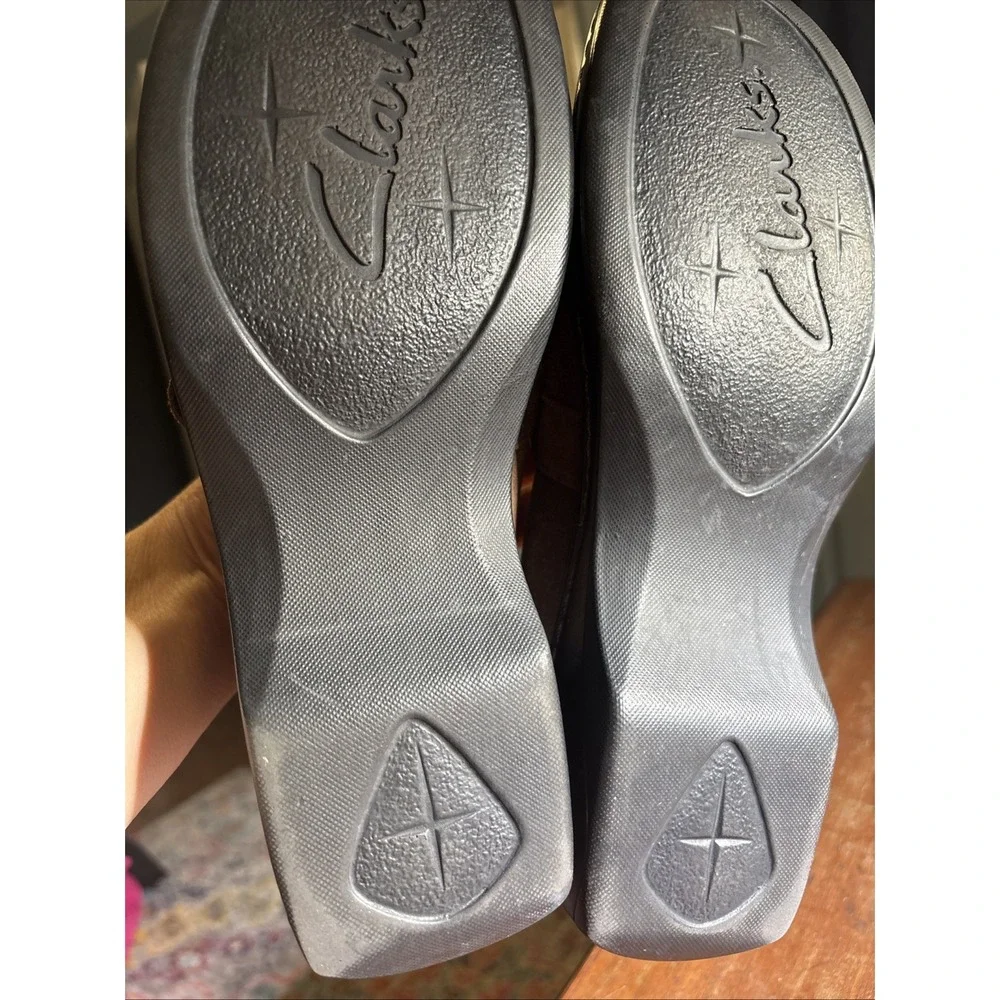 Clark's Suede Mary Jane Silver Buckle‎ Shoes Sz 9 Slip On.